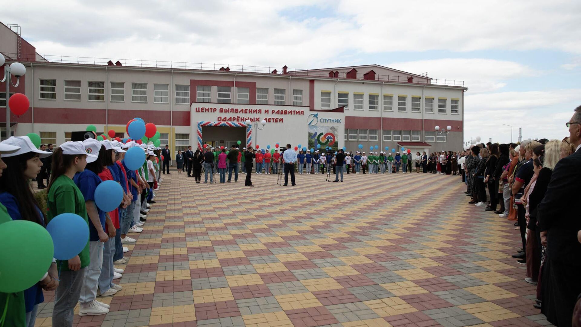 В КЧР в День республики открылся первый в регионе Центр выявления, поддержки и развития способностей и талантов у детей и молодежи Спутник - РИА Новости, 1920, 07.09.2022