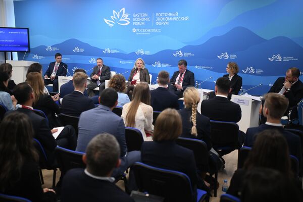 Участники сессии Новое время для дипломатии на Восточном экономическом форуме во Владивостоке