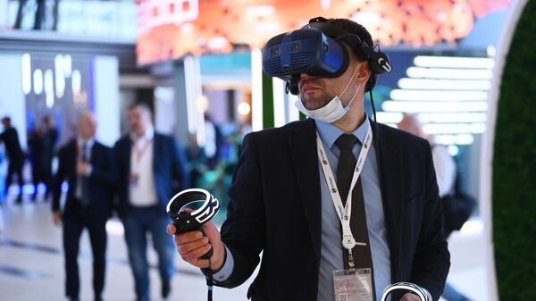 Участник Восточного экономического форума во Владивостоке демонстрирует очки виртуальной реальности