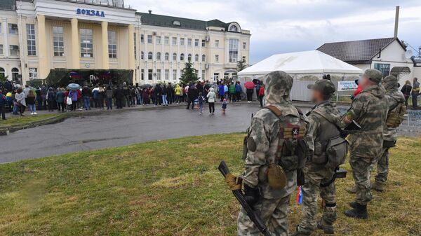 Военнослужащие и мирные жители в Купянске