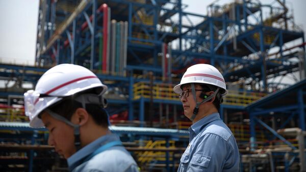 Китайские рабочие на нефтехимическом производстве