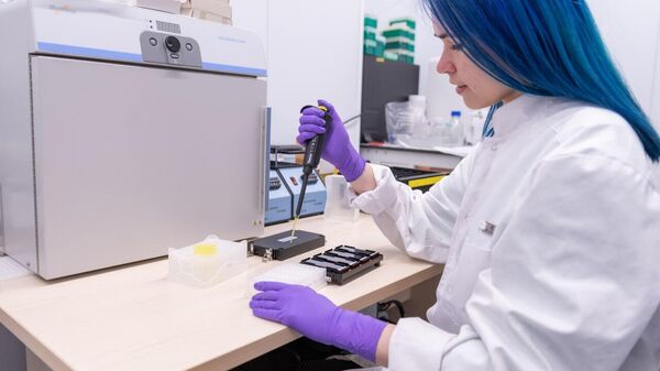 Подготовка образцов в лаборатории Центра нейробиологии и нейрореабилитации Сколтеха