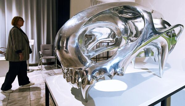 Литая алюминиевая скульптура Идея работы бурятского скульптора Даши Намдакова на его выставке Трансформация в Красноярске