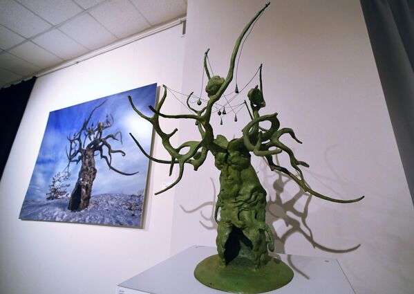 Бронзовая скульптура Отец Байкал работы бурятского скульптора Даши Намдакова на его выставке Трансформация в Красноярске