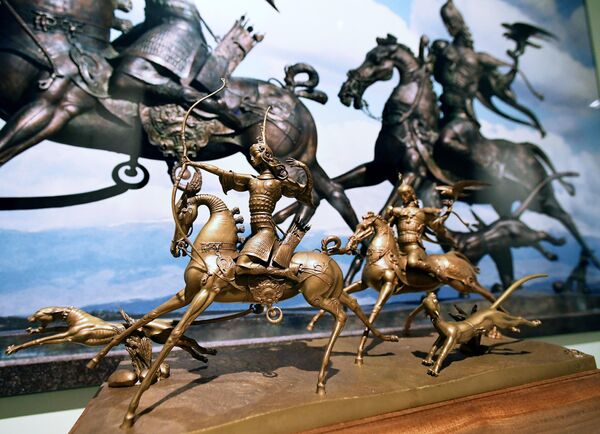 Бронзовая модель скульптурной композиции Царская охота работы бурятского скульптора Даши Намдакова на его выставке Трансформация