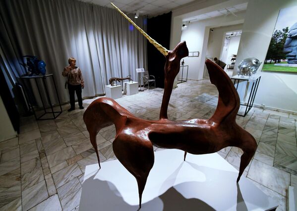 Бронзовая скульптура (на переднем плане) Единорог работы бурятского скульптора Даши Намдакова на его выставке Трансформация в Красноярске