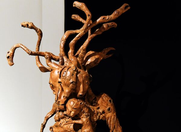 Фрагмент бронзовой скульптуры Катарсис работы бурятского скульптора Даши Намдакова на его выставке Трансформация в Красноярске