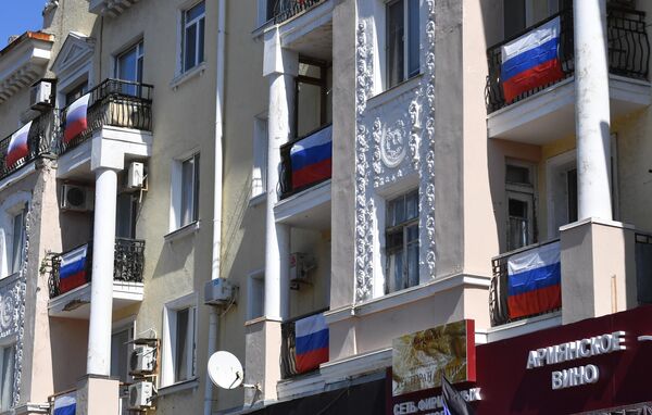 Флаги Российской Федерации на балконах и фасаде одного и зданий в Донецке