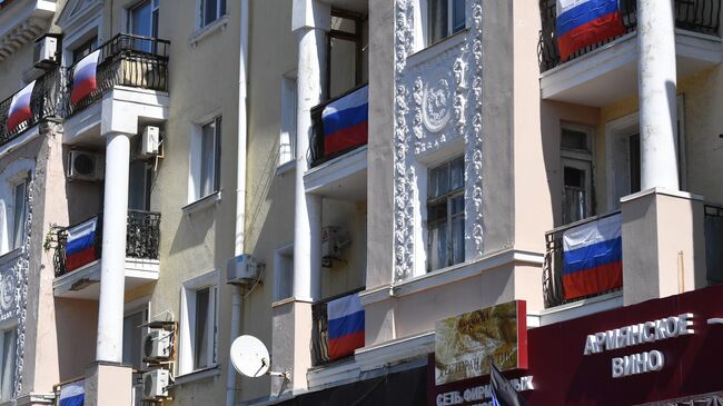 Флаги Российской Федерации на балконах и фасаде одного и зданий в Донецке Флаги Российской Федерации на балконах и фасаде одного и зданий в Донецке