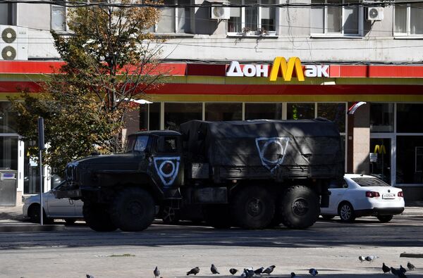 Военный грузовой автомобиль на одной из улиц в Донецке