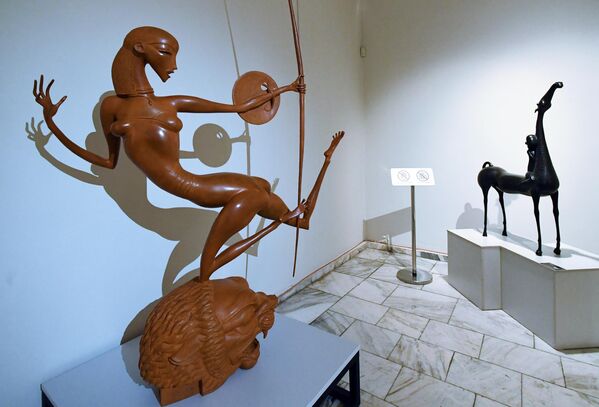 Бронзовые скульптуры Виктория и Полет работы бурятского скульптора Даши Намдакова на его выставке Трансформация в Красноярске