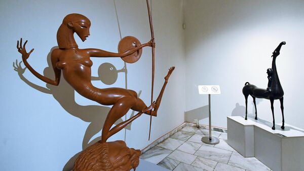 Бронзовые скульптуры Виктория и Полет работы бурятского скульптора Даши Намдакова на его выставке Трансформация в Красноярске
