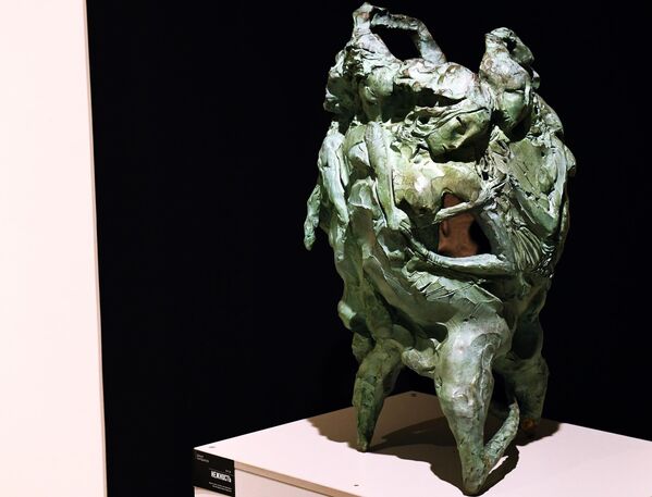 Бронзовая скульптура Нежность работы бурятского скульптора Даши Намдакова на его выставке Трансформация в Красноярске