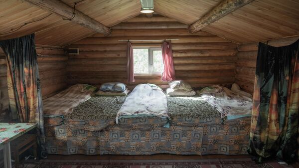 На базе Нер-Ойка туристы ночуют на нарах в деревянном домике