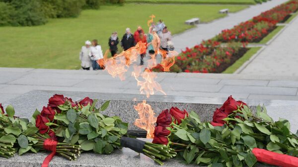 Цветы, возложенные к монументу Мать-Родина на Пискарёвском мемориальном кладбище в День памяти жертв блокады Ленинграда