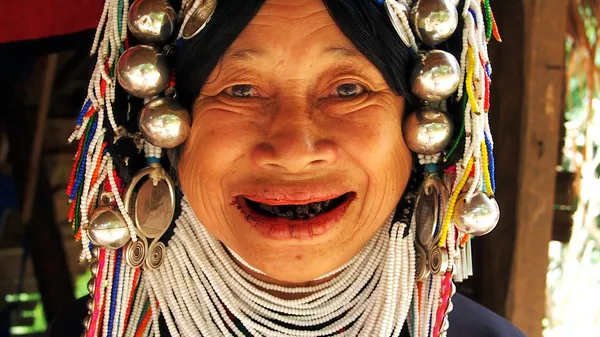 Женщина из племени акха, практикующая чернение зубов