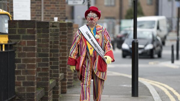 Человек в костюме клоуна в Лондоне