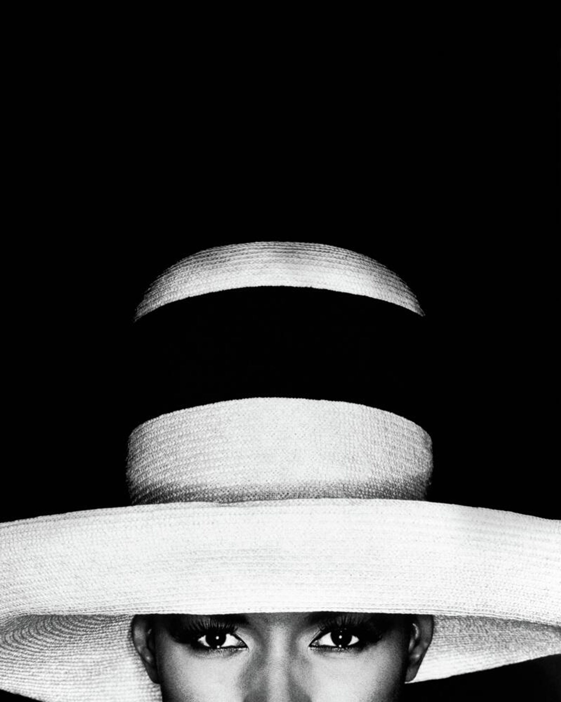 Грег Горман, Грейс Джонс в шляпе, Лос-Анджелес, 1991 - РИА Новости, 1920, 08.09.2022