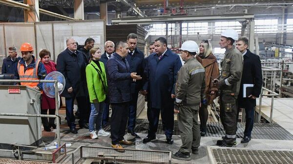 Губернатор Тверской области Игорь Руденя во время посещения завода по выпуску керамического кирпича в Ржеве 