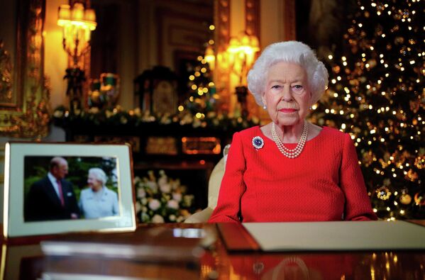 Королева Великобритании Елизавета II записывает свою ежегодную рождественскую трансляцию в Виндзорском замке, Англия