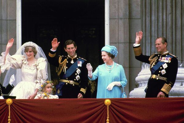 Принц Чарльз и его невеста Диана, принцесса Уэльская, и его родители, королева Елизавета II и принц Филипп, на балконе Букингемского дворца в Лондоне 