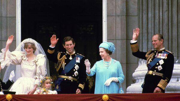 Принц Чарльз и его невеста Диана, принцесса Уэльская, и его родители, королева Елизавета II и принц Филипп, на балконе Букингемского дворца в Лондоне 