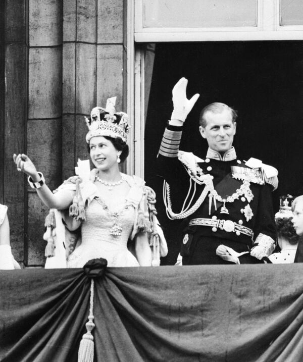Королева Великобритании Елизавета II и принц Филипп, герцог Эдинбургский после коронации в Вестминтерском аббатстве в Лондоне. 