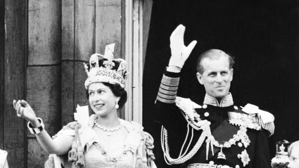 Королева Великобритании Елизавета II и принц Филипп, герцог Эдинбургский после коронации в Вестминтерском аббатстве в Лондоне. 