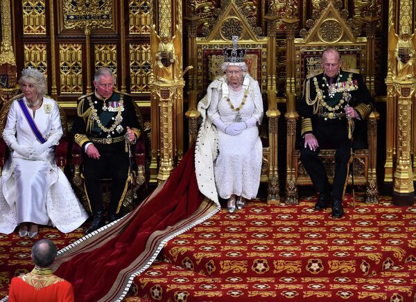 Королева Великобритании Елизавета II сидит на троне в Палате лордов