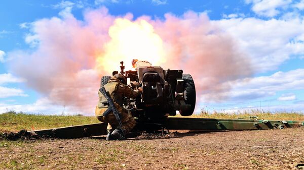 Боец артиллерийского расчета ЧВК Вагнер во время стрельбы из гаубицы Д30 по позициям ВСУ в районе Бахмута Донецкой области