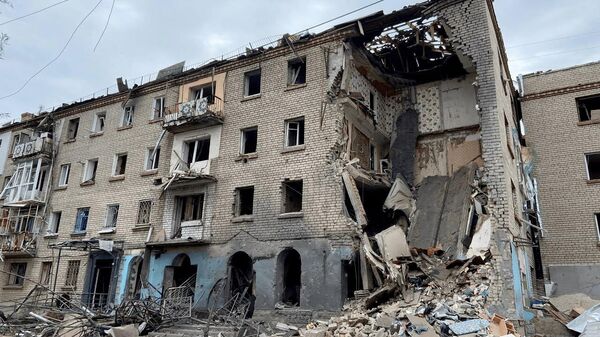 Последствия ракетного удара по дому в центре города Новая Каховка