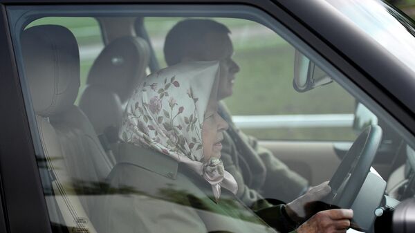 Королева Великобритании Елизавета II за рулем автомобиля. 