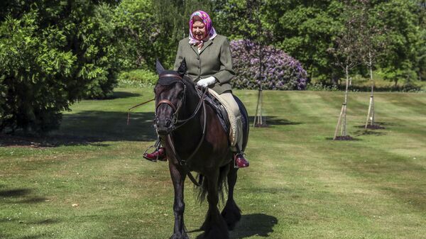 Королева Великобритании Елизавета II верхом на лошади, Виндзорский парк