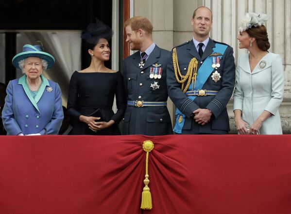 Королева Великобритании Елизавета II и Меган, герцогиня Сассекская, принц Гарри, принц Уильям и Кейт, герцогиня Кембриджская 