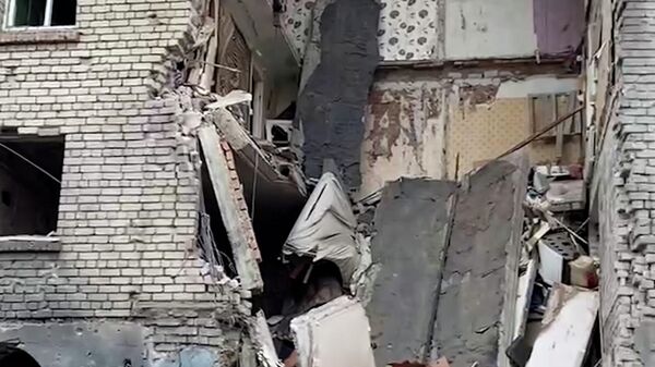 Последствия ракетного удара по жилому дому в центре Новой Каховки
