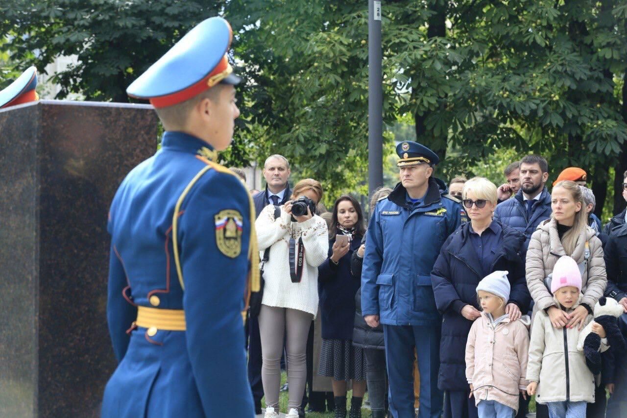 В сквере имени Евгения Зиничева в Санкт-Петербурге состоялось торжественное открытие памятной стелы в честь погибшего главы МЧС России - РИА Новости, 1920, 08.09.2022