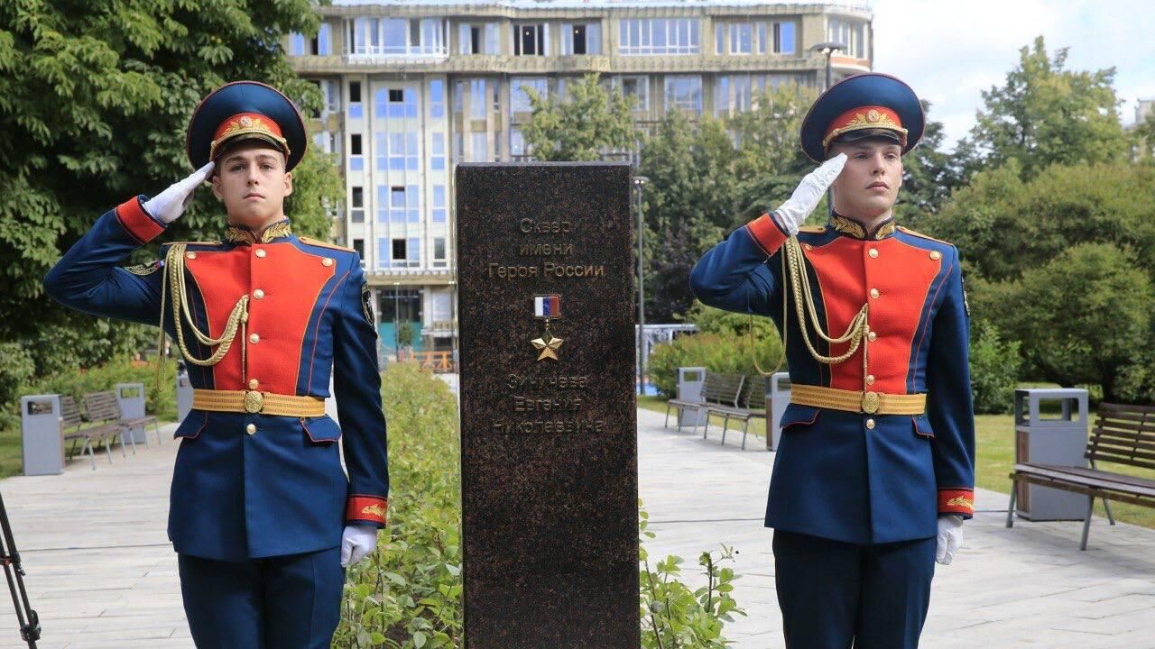 В сквере имени Евгения Зиничева в Санкт-Петербурге состоялось торжественное открытие памятной стелы в честь погибшего главы МЧС России - РИА Новости, 1920, 08.09.2022