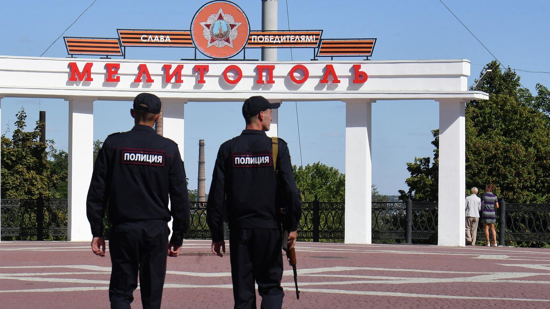 Сотрудники полиции патрулируют площадь Победы в Мелитополе - РИА Новости, 1920, 16.09.2022