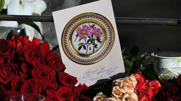 Цветы у посольства Великобритании в память о королеве Елизавете II