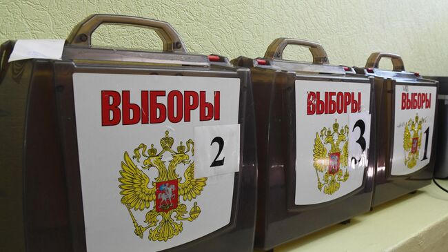 Переносные урны для голосования на избирательном участке 