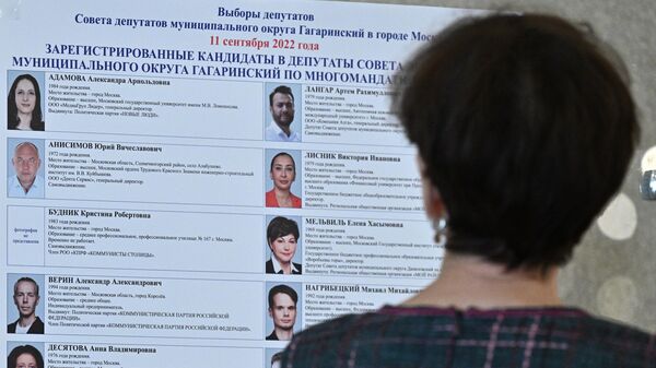 Избирательница изучает список кандидатов в депутаты совета депутатов муниципального округа Гагаринский на избирательном участке №2151 в Москве