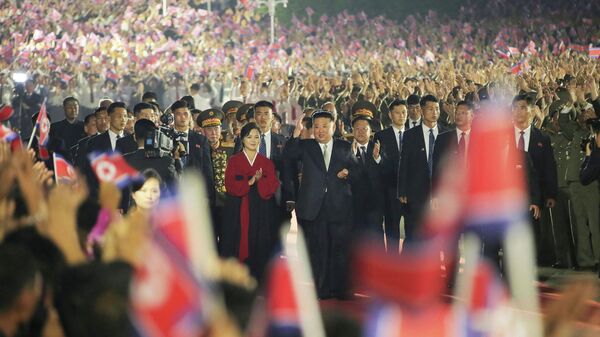 Лидер Северной Кореи Ким Чен Ын и его жена Ри Соль Джу на ппраздновании 74-летней годовщиной основания Северной Кореи