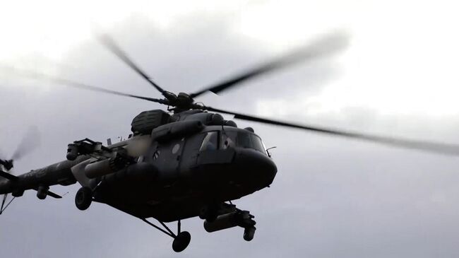 Кадры боевой работы экипажей вертолетов Ми-8МТВ-5 и Ка-52 армейской авиации Западного военного округа