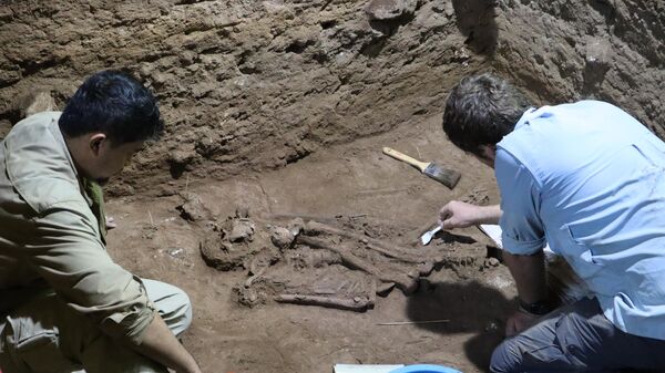 Археологи в пещере Лян Тебо, где был найден скелет человека с ампутированной стопой