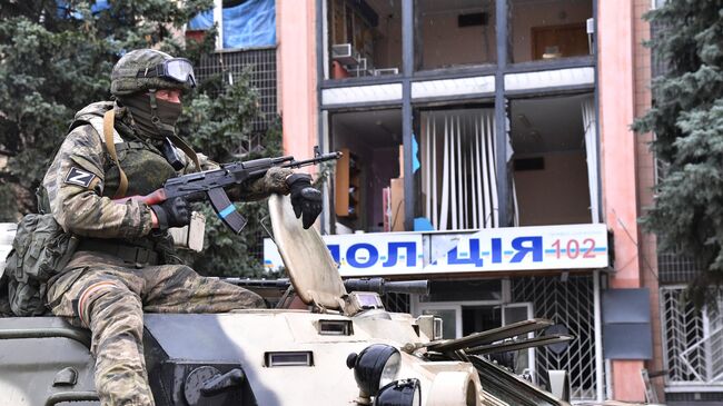 Боец МВД ЛНР возле отделения полиции в Купянске