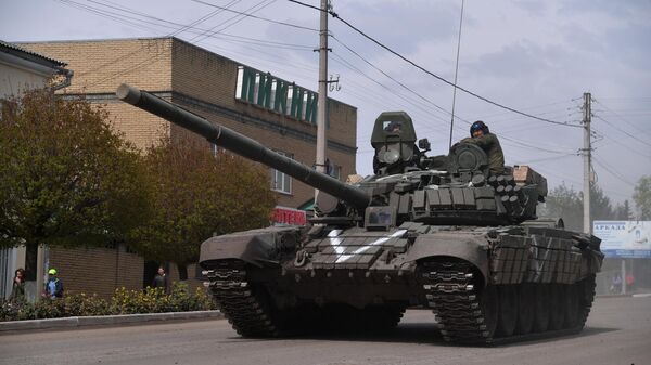 Танк Т-72БЗ ВС РФ на одной из улиц в Купянске. Архивное фото