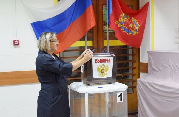 Член избирательной комиссии готовит урну для выездного голосования на выборах губернатора Владимирской области на избирательном участке во Владимире
