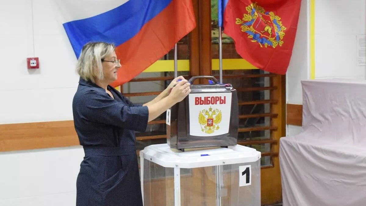 Член избирательной комиссии готовит урну для выездного голосования на выборах губернатора Владимирской области на избирательном участке во Владимире - РИА Новости, 1920, 09.09.2022