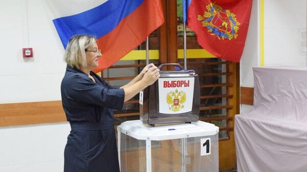 A member of the electoral commission is preparing a ballot box for mobile voting in the election of the governor of the Vladimir region at a ballot box in Vladimir