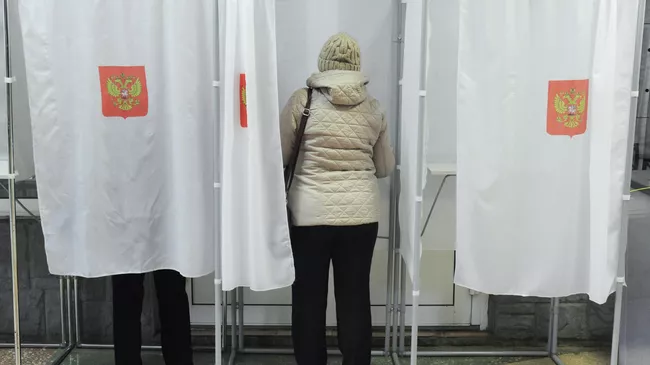 Избиратели голосуют на выборах